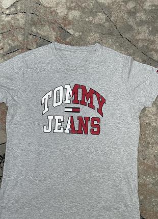Футболка чоловіча tommy hilfiger сіра з написом розмір m-l
