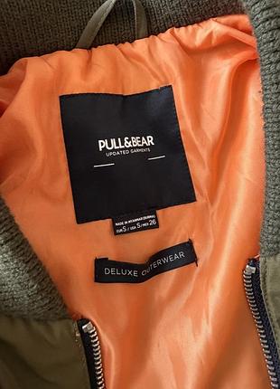 Куртка жіноча pull&bear бомбер кольору хакі 2