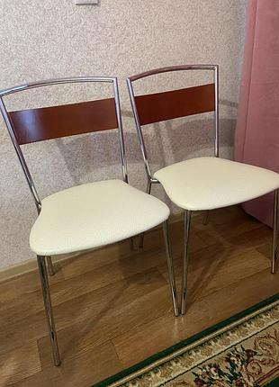 Два стільці мʼякі кухонні з хромованим металевим каркасом та дерев'яною вставкою 2550грн. за два