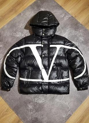 Чоловічий пуховик valentino moncler чорний з великим логотипом / зимова куртка valentino vltn чорна / брендовий пуховик valentino з капюшоном