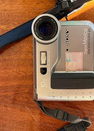 Вінтажну цифрову камеру sony digital mavica mvc-fd71