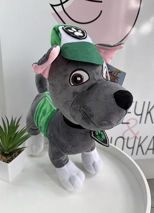 Мягкая игрушка щенок рокки 37 см - украинская набивная игрушка, плюшевый пес в зеленом костюме (игр69)