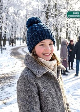Шапка зимняя темно синяя очень классная женская подростковая электро синяя с цветными нитками на резинке широкая вязаная с помпоном,рубчик