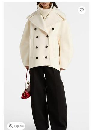 Пальто-бушлат jacquemus le caban ovalo в молочно-белом оттенке (off-white / natural).