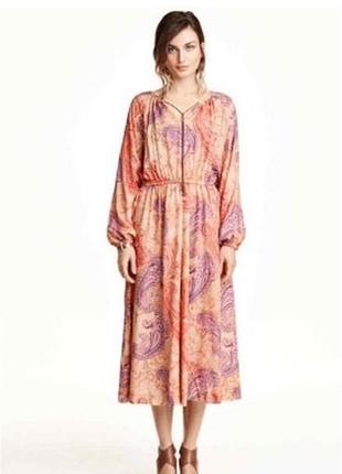 Довге рожево-помаранчеве плаття від бренду h&m з характерним візерунком пейслі (огірки) та довгими рукавами.