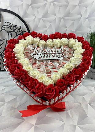 Середнє серце з raffaello та kinder chocolate — box103

велике декоративне серце з мильних троянд і солодощів