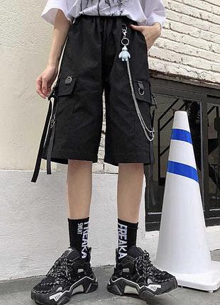 Свободные шорты-карго в стритстайл / techwear / панк стили с накладными карманами, металлическими кольцами (d-rings) и декоративными ремешками