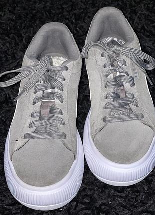Жіночі красовки puma suede mayu сірого кольору (відтінок steel gray / quarry) із фірмовою білою смужкою formstrip на масивній білій підошві.