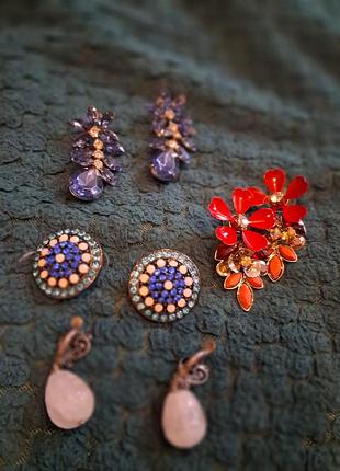 Серьги с камушками
синие - 100грн
круглые - 100 грн
 натуральные камни белые с розовым -150 грн
из разноцветных - 150 грн
сине-голубые - 150 грн