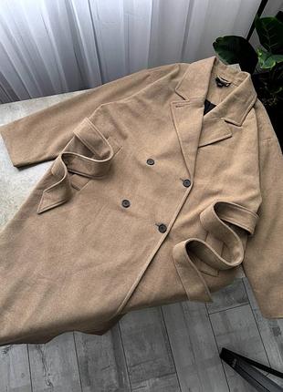 Двубортне бежеве пальто з поясом monki
