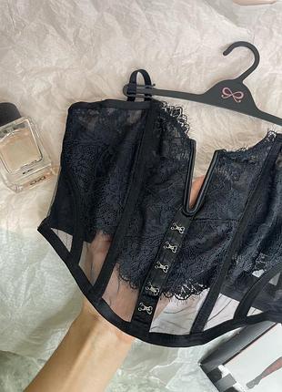 Чорний корсет від hunkemoller оздоблений мереживом.