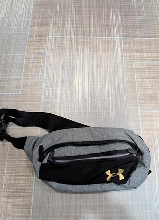 Бананка under armour серая с черным, спортивная поясная сумка с золотым логотипом