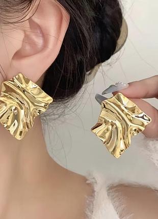 Стильные серьги жатые золотистые модные трендовые