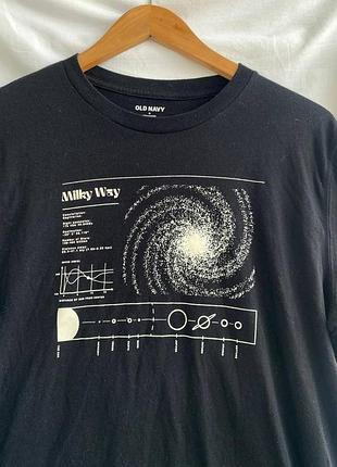 Черная футболка old navy milky way с космосом / галактикой, размер m