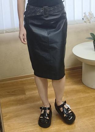 Кожаная юбка-карандаш look с широким ремнем с металлическими люверсами