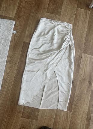 Xs zara розкішна міді миди спідниця юбка молочна бежева сатинова з драпіруванням з розрізом вирізом