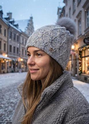 Шапка на девочку и женщину из акрила шерсти на зиму.