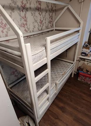 Двухярусная детская кровать б/у в отличном состоянии. длина 1м90см- ширина 80см.высота первого яруса 60см - второго яруса 1м55см. под кроватью есть ко