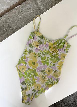Слитный купальник с цветочным принтом бренда primark.