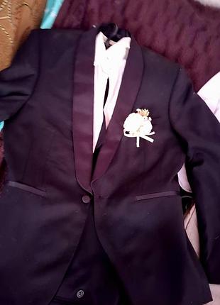 Чоловічий костюм для особливих подій, чорний
📏 розмір: m
📐 рекомендований зріст: до 180 см
👔 найкраще підійде стрункому хлопцю.
