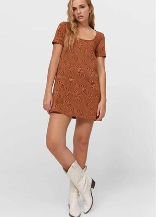 Коротка жіноча сукня stradivarius коричнева з абстрактним візерунком xs/s/m