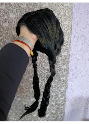Парик черного цвета с косичками. 8