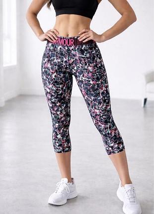 Вкорочені спортивні легінси лосіни бренду under armour heatgear printed crop із яскравим абстрактним / рожево-чорним принтом і брендованою резинкою