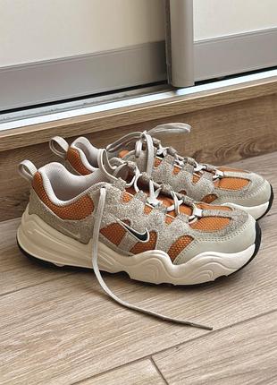 Кросівки nike, з акцентними оранжевими вставками, модель dr9761-800, купувалися на стоці. стан 4/5, виглядають чудово та зручні