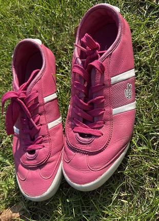 Вінтажні рожеві шкіряні кеди lacoste з білими смужками та фірмовим логотипом крокодила збоку