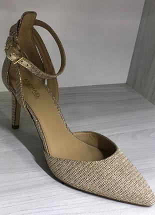Жіночі туфлі-човники michael kors mirabel flex pump у вишуканому відтінку pale gold (бліде золото).розмір:36.матеріал:тканина