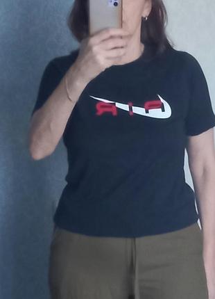 Футболка жіноча nike чорна з логотипом