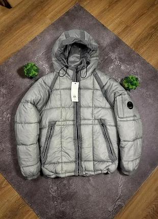 Куртка c.p. company серая с линзой / мужской зимний пуховик c.p. company / брендовая куртка cp company серого цвета / зимняя куртка cp company из ли