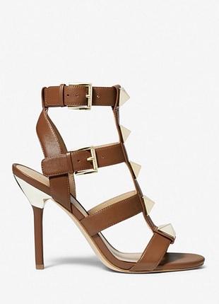 Босоніжки на шпильці michael michael kors wren stiletto gladiator — це ефектне жіноче взуття,розмір: 36. матеріал:шкіра