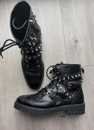 Шкіряні чобітки  zara