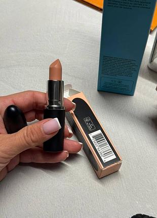 Губна помада m·a·c macximal sleek satin lipstick у відтінку 833 creme d'nude