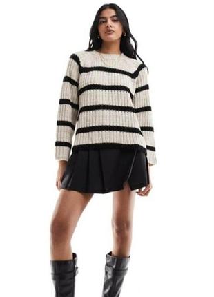 Pull &amp; bear мягкий вязаный свитер бежевого (кремового) цвета с контрастными черными полосами.