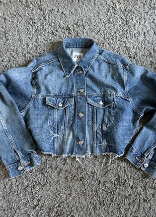 Дуже стильна джинсовка бренду zara , розмір l (але купувала щоб була трохи оверсайз, в мене розмір s) за бажанням надішлю фото на тілі)