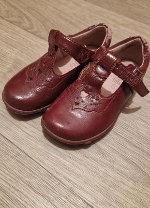 Туфли для девочки. при ходьбе светятся.
