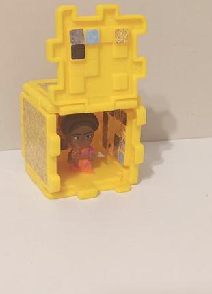 Коллекционная игрушка из серии minecraft от mcdonald's (happy meal, 2025 год): желтый блок золота (gold block) и мини-фигурка давн (dawn)