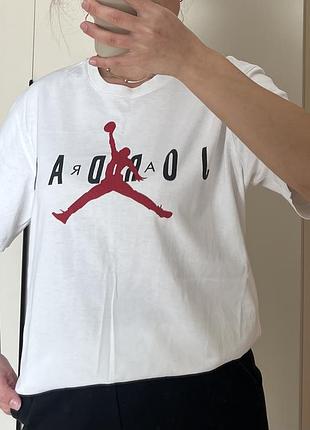 Футболка жіноча jordan біла з логотипом