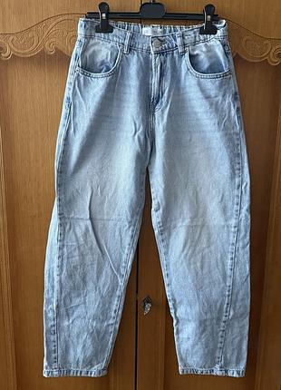Светло-голубые женские джинсы-баллоны (barrel / balloon fit) от бренда zara с характерным объемным силуэтом