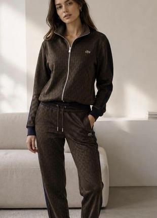 Унисексспортивный костюм из коллекции lacoste paris, выполненный из жаккардового трикотажа с винтажным монограммным узором.