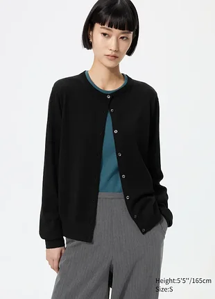 Женский черный кардиган с круглым вырезом от бренда uniqlo модель из 100% мериносовой шерсти merino crew neck cardigan 469411