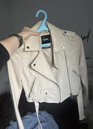 Куртка косуха молочного кольору трендова pull&bear