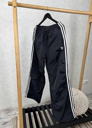 Нейлонові штани adidas, нові колекції