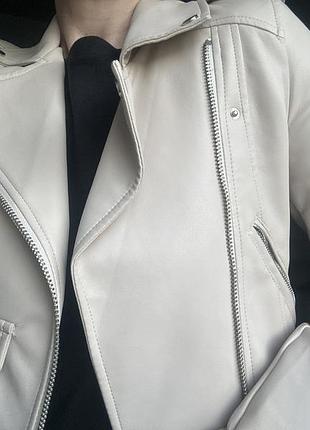 Куртка косуха молочного кольору трендова pull&bear 7