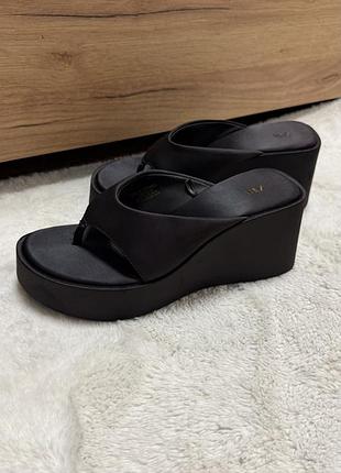 Шльопанці жіночі zara чорні на платформі