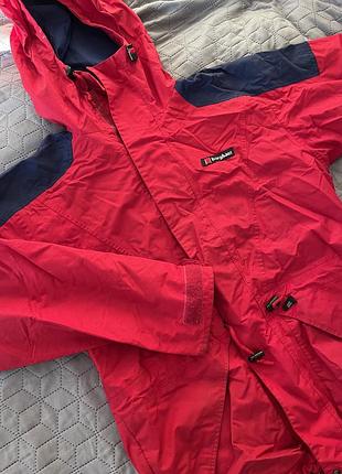 Чоловіча куртка berghaus червона з синіми вставками