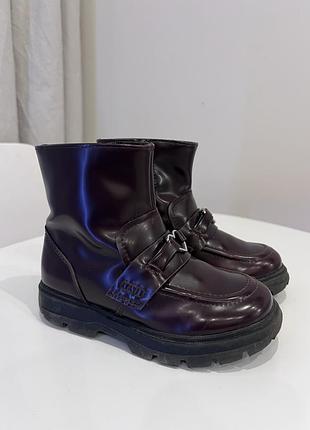 Вишневі лакові черевики zara для дівчинки з сердечком.