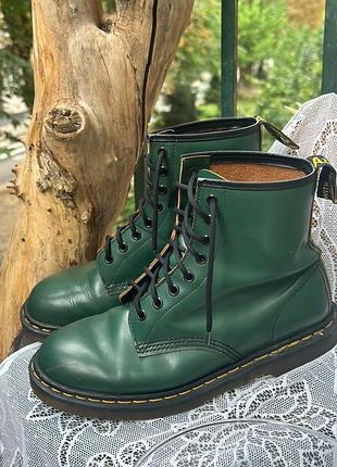 Зелені черевики dr martens з натуральної шкіри